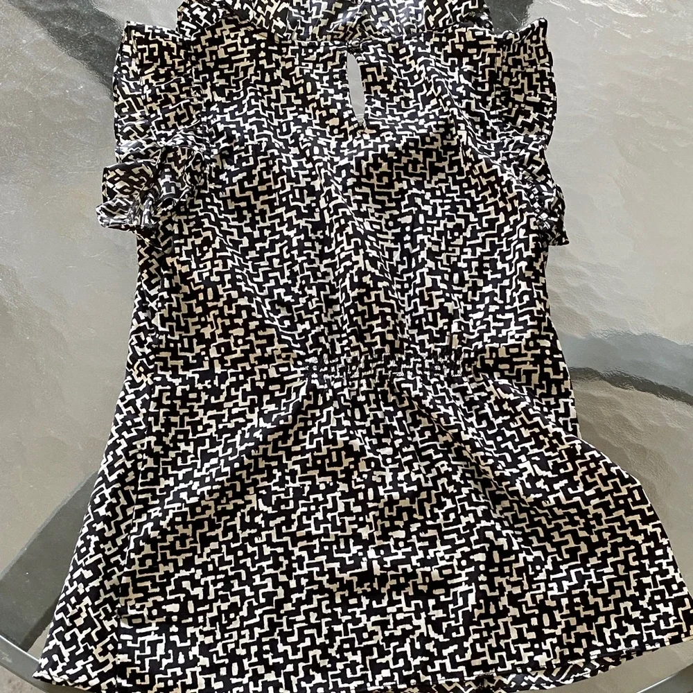 Banana Republic Black and White Patterned Blouse - Picture 4 of 4